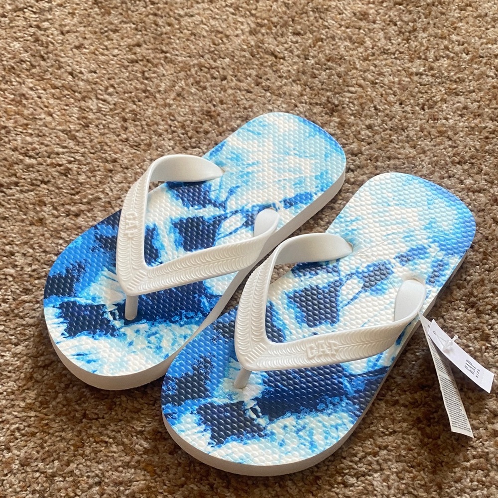 NWT Gap flip flops. Size 1-2.